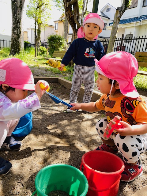 砂場で遊ぶどれみ保育園の子どもたち