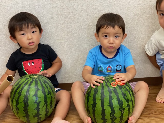 夏、すいかと子どもたち-どれみ保育園