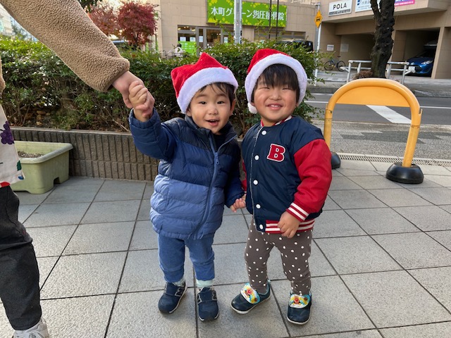 冬、サンタクロース？いいえどれみ保育園の子どもたち